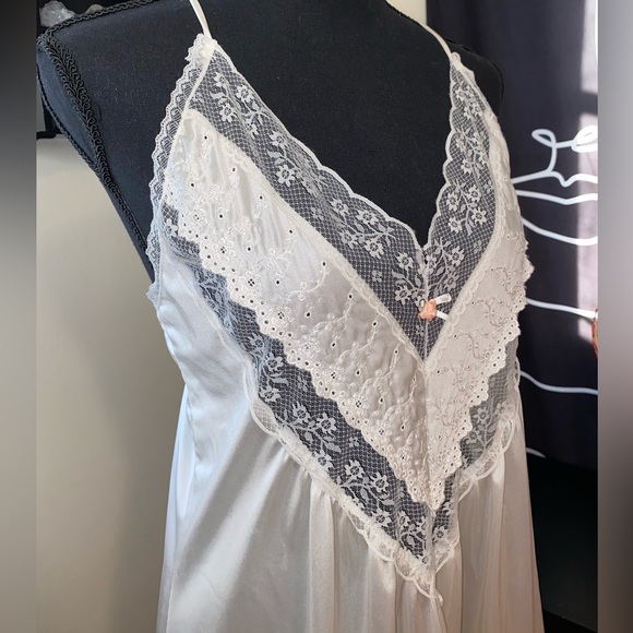 1980’s Joan Collins Vintage Lace Trimmed Nightgown - Picture 7 of 11